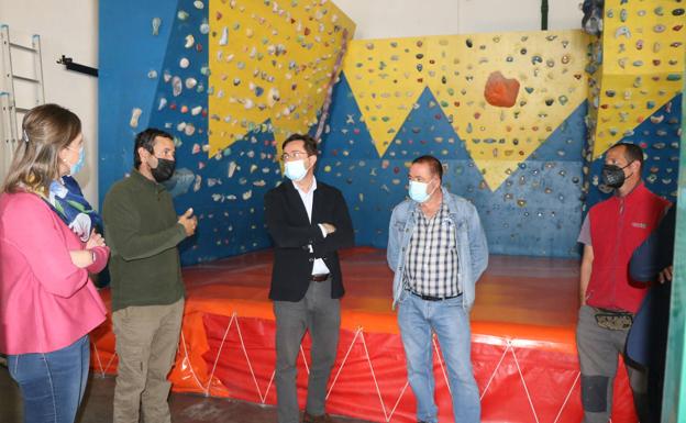 El Centro de Usos Múltiples de Pampanico estrena rocódromo