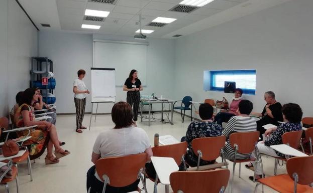 Poniente quiere enseñar a los pacientes cómo cuidar sus dolencias a través de internet