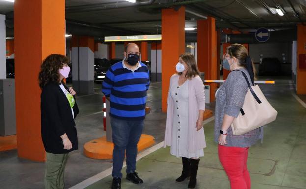 Ayuntamiento y Empark reparten tickets de media hora de aparcamiento gratis en el centro