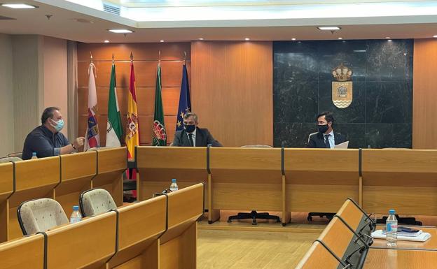El Ejido regenerará el firme de la carretera de Guardias Viejas a la Piedra del Moro