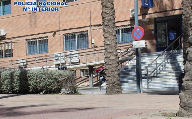 La Policía Nacional auxilia a una mujer en El Ejido que había intentado quitarse la vida