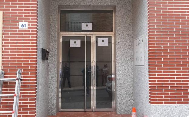 Ayuntamiento de El Ejido y Policía Local consiguen la desocupación de un edificio de la calle Bilbao