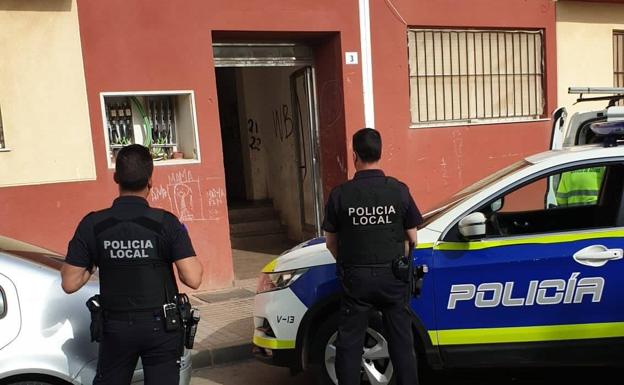 La Policía Local de El Ejido desaloja un edificio okupado y detiene a tres personas