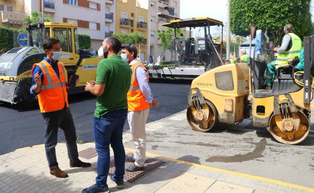 El asfaltado del Paseo de las Lomas cierra el Plan Municipal de Refuerzo de viales