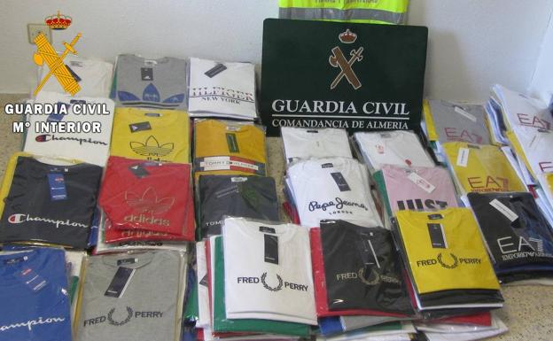 Un investigado en El Ejido a una persona por vender prendas falsificadas