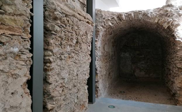 Athenaa pide señalizar los restos de la antigua Torre de Balerma que hay en el Mercado