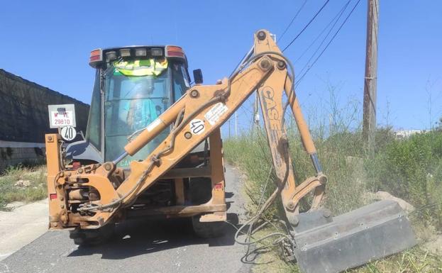 El Ayuntamiento intensifica las tareas de limpieza de cunetas y desbrozado