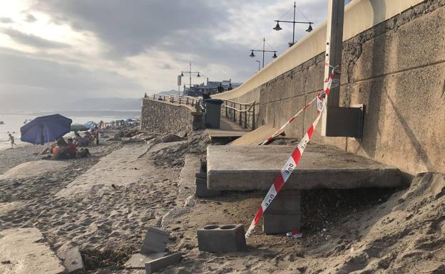 Balerma le araña arena al mar para recuperar una playa que el Poniente hace desaparecer