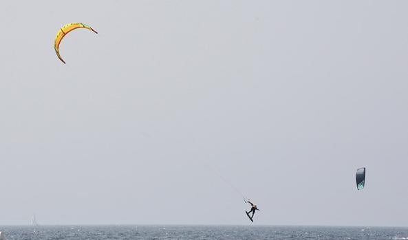 Herido un hombre que practicaba kitesurf tras sufrir una caída en la playa de San Miguel en El Ejido