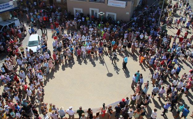 Centenares de balermeros se echan a la calle por su playa