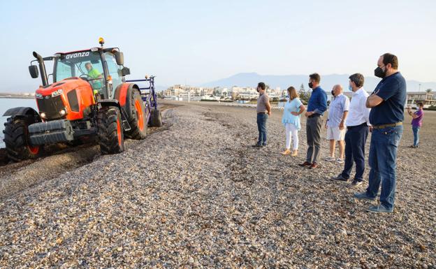 El Ayuntamiento incorpora nueva maquinaria para el mantenimiento diario de las playas