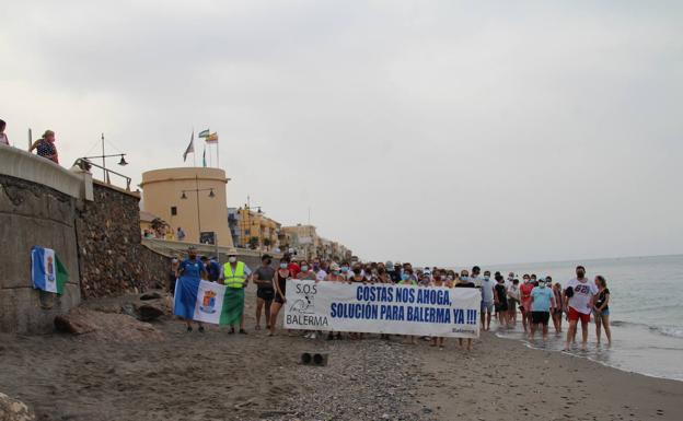 Un recorrido con sabor amargo por la playa de Balerma