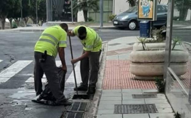 El Ayuntamiento intensifica la limpieza de imbornales para drenar el agua de lluvia
