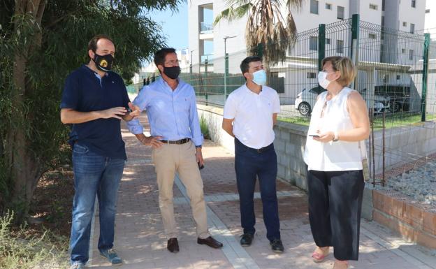 El Ayuntamiento acondiciona nuevos aparcamientos junto al nuevo colegio de Almerimar