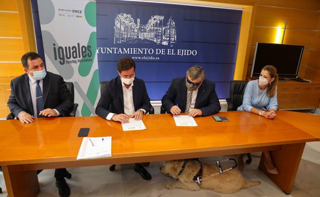 Ayuntamiento y ONCE firman un convenio por la atención a personas con discapacidad
