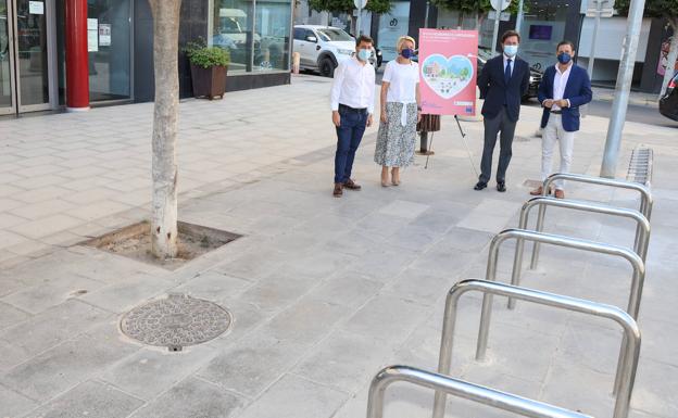 Nuevos aparcamiento para bicicletas y patinetes en la biblioteca y Almerimar