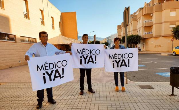 El PSOE denuncia largas colas diarias en los centros de salud para conseguir cita