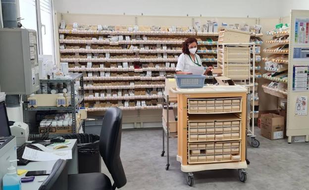 La calidad del área de Farmacia del Hospital de Poniente recibe su reconocimiento