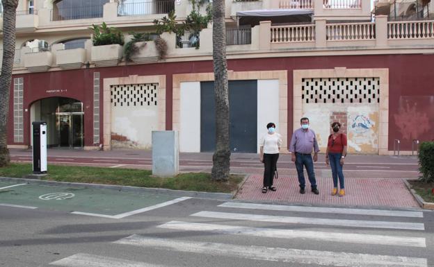 El PSOE denuncia el estado del acerado en la calle Arquitecto Julián Laguna de Almerimar