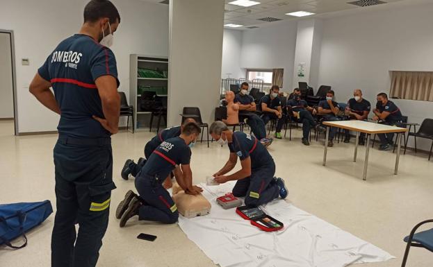 El Hospital de Poniente entrena a Bomberos en técnicas de Soporte Vital Básico