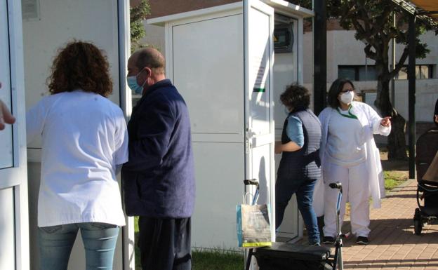 El Hospital de Poniente instala un nuevo sistema de acceso para los pacientes de consultas externas