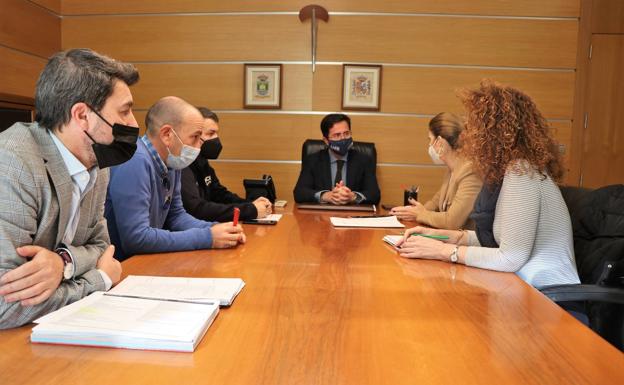 El programa Cuidando El Ejido empieza a 'mejorar' la imagen de fachadas