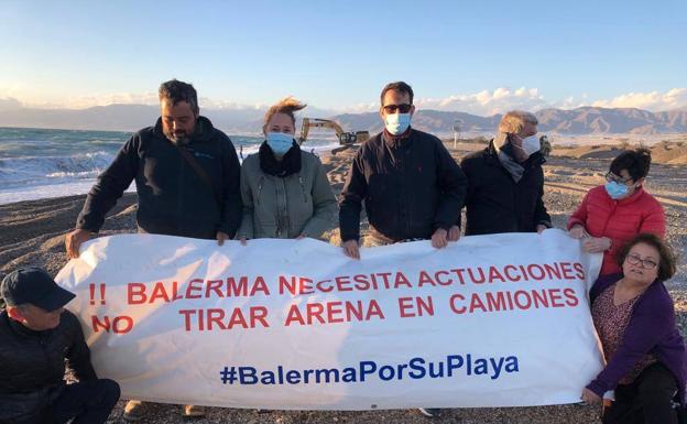 Costas echa arena en Balerma al mismo tiempo que el poniente la hace desaparecer