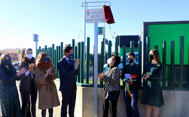 Una calle de El Ejido recordará para siempre al maestro Moisés Gómez