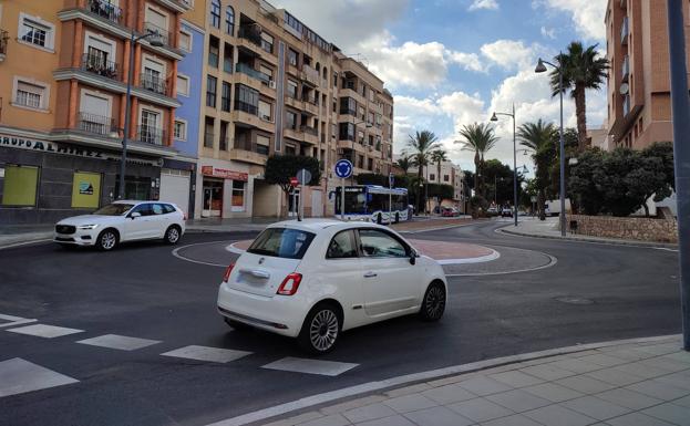 Abierta al tráfico la nueva rotonda de acceso al municipio entre el bulevar y carretera de Pampanico