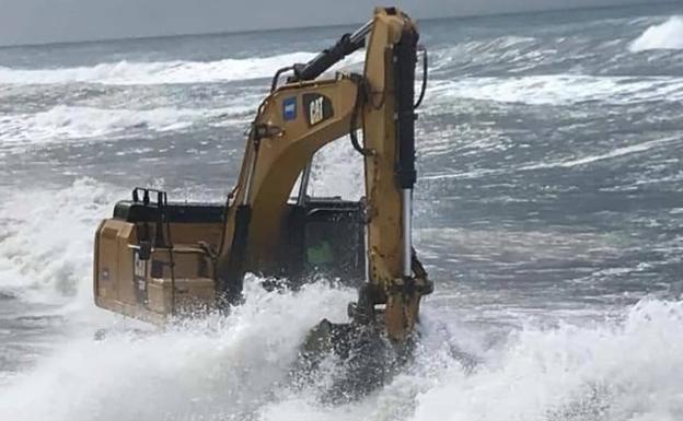 La arena se convierte en un recurso insuficiente, con Balerma a merced del mar
