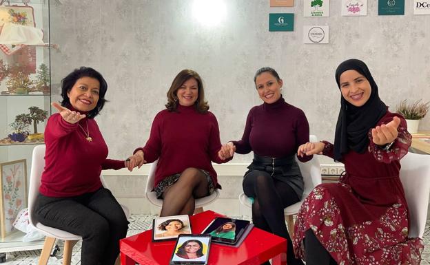 Marité Olaechea, Claudia Sogamoso, María Carvelo y Somaya El Kayathi, junto a Zoraida Lemos, Ainhoa Borobio y Lina Mendoza en conexión digital. /