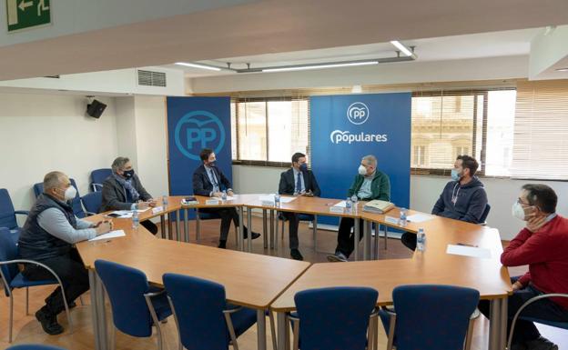 El PP llevará iniciativas al Parlamento y Diputación por la playa de Balerma