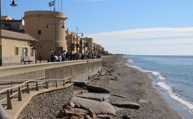 Costas estudia una solución definitiva para la playa de Balerma