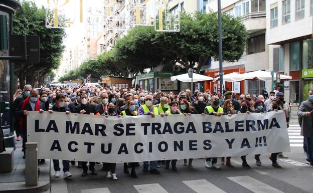 Los balermeros, en pie de guerra, gritan: «Costas, escucha, Balerma está de lucha»