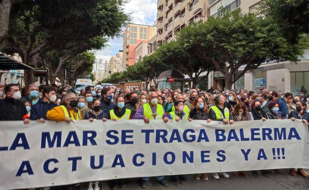 Los balermeros estallan: «Costas, escucha, Balerma está de lucha»