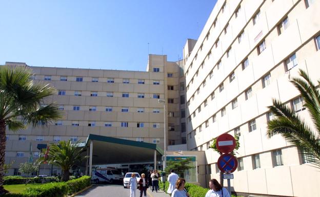 Herido grave un trabajador tras caer desde el tejado de una nave en El Ejido