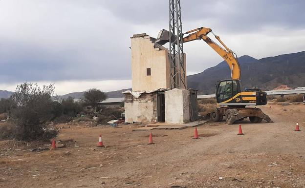 La Policía Local efectúa el desalojo de dos infraviviendas en el municipio