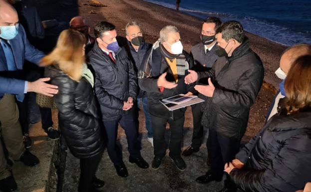 Los balermeros reciben con satisfaccción el apoyo de la Junta en la lucha por su playa