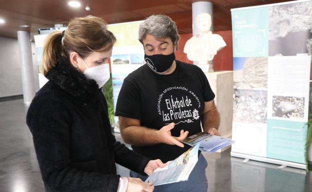 Cerca de un millar de estudiantes aprenden a mirar la riqueza de Punta Entinas Sabinar