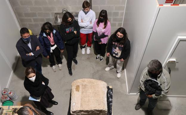 Los niños de El Ejido se acercan al conocimiento de la historia de Murgi y la restauración