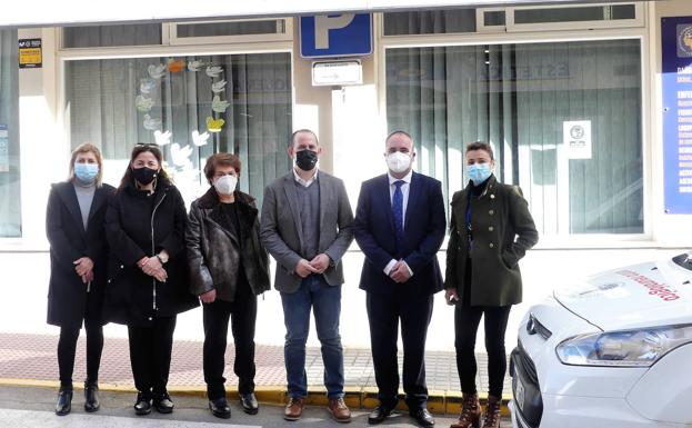El delegado de Igualdad visita las asociaciones de discapacidad Asprodesa y Vivir en El Ejido