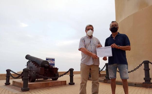 Balerma lamenta que Espadas visite Almería, pero evite conocer el problema de su playa