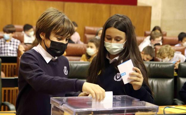 Almería lleva el compromiso de trabajo en equipo al Parlamento