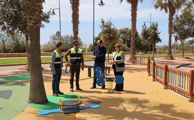 La plaza Varadero de Almerimar y Jardines Mar Azul ya lucen juegos infantiles nuevos