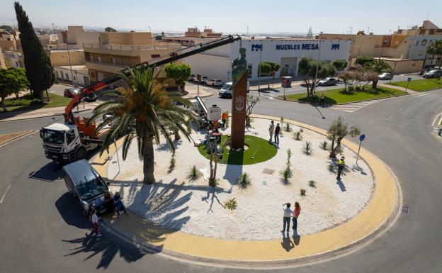 Una escultura de Porcia Maura da la bienvenida al municipio de El Ejido