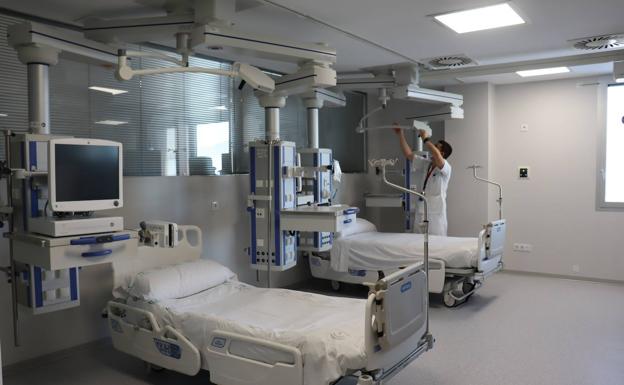 Profesionales del Poniente participan en la elaboración de un nuevo Tratado de Medicina Intensiva