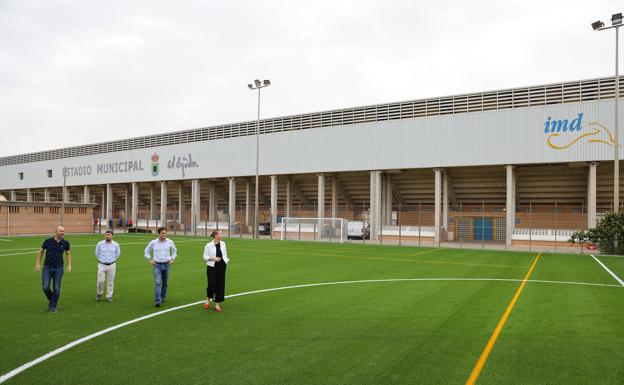 Finaliza la instalación del nuevo césped artificial en el anexo de Santo Domingo