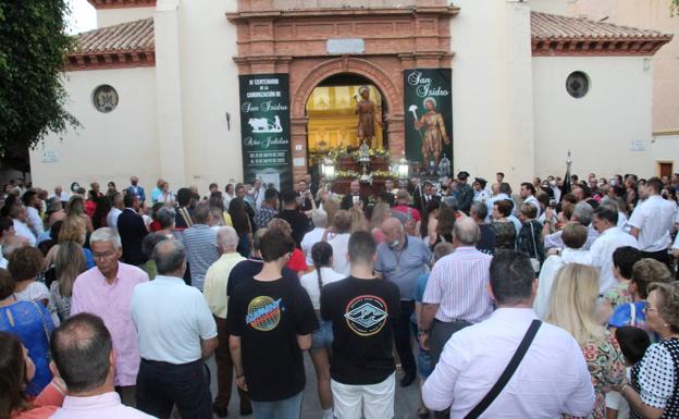Los ejidenses acompañan a su patrón por las calles del municipio