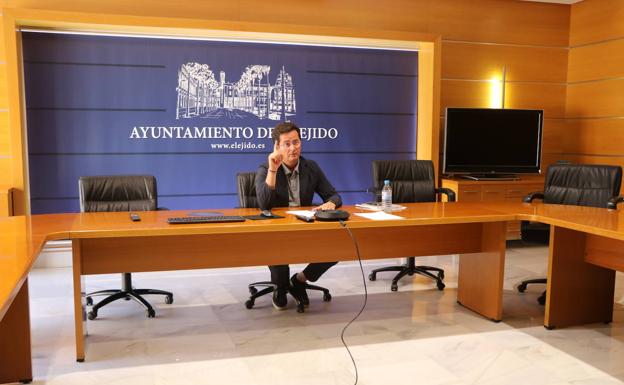 El alcalde, Francisco Góngora, interviniendo en el Pleno telemático celebrado ayer. /
