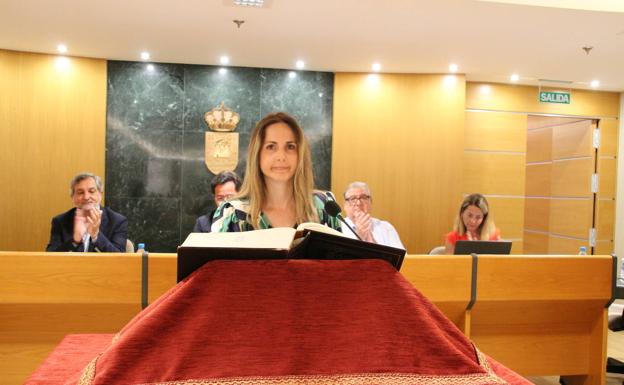 Elena Gómez jurando el cargo de concejala en el Ayuntamiento de El Ejido. 